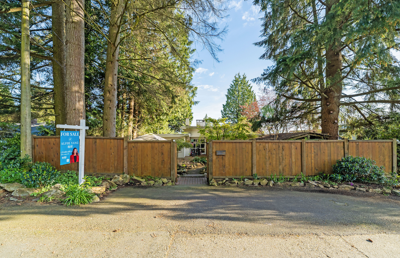 COZY FAMILY HOME IN THE HEART OF AMBLESIDE- 1488 Palmerston Avenue, West Vancouver